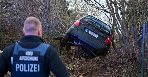 Grafschaft Unfall Bei Gelsdorf Auto Landet Auf Baumstumpf