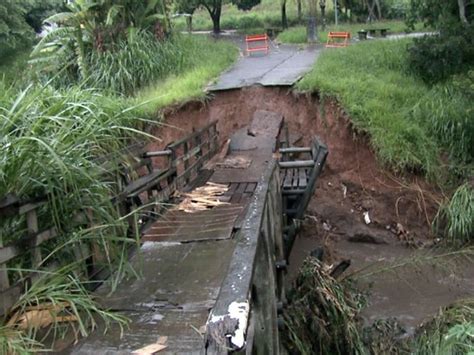 G1 Chuva intensa derruba ponte que ligava dois bairros em São Carlos