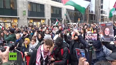 Des Manifestants Pro Palestiniens Se Rassemblent Devant La