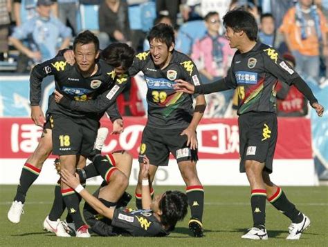 ＜横浜fc―千葉＞前半、藤田（左端）の先制ゴールを喜ぶ千葉イレブン ― スポニチ Sponichi Annex サッカー