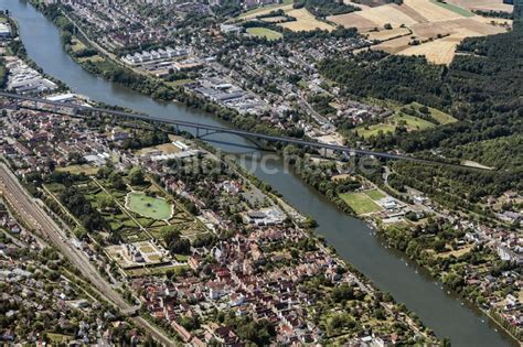 Luftaufnahme Veitsh Chheim Stadtzentrum Im Innenstadtbereich Am Ufer