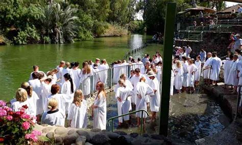 Reviva o batismo de Jesus nas águas cristalinas Rio Jordão Turismo