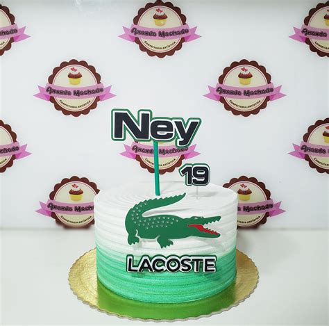 Bolo decorado topo personalizado Tema Lacoste AVISO DE FÉRIAS