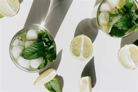 Lime Slice on Water · Free Stock Photo