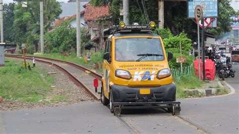 Lori Mobil Berjalan Di Rel Kereta Api Youtube