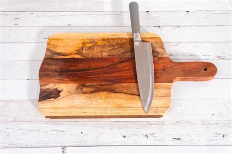 Premium Photo | Wooden cutting board