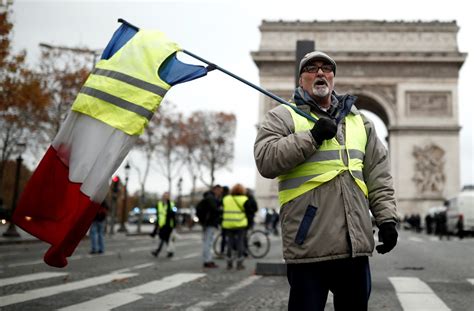 Movimento dos coletes amarelos chega a pontos estratégicos de Paris