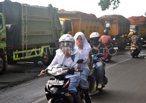 PENUMPUKAN TRUK SAMPAH ANTARA Foto