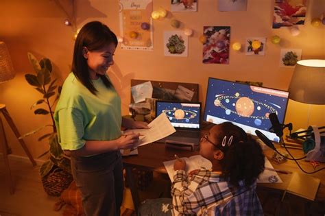 Mujer Afroamericana Ayudando A Su Hija Con La Tarea Foto Premium