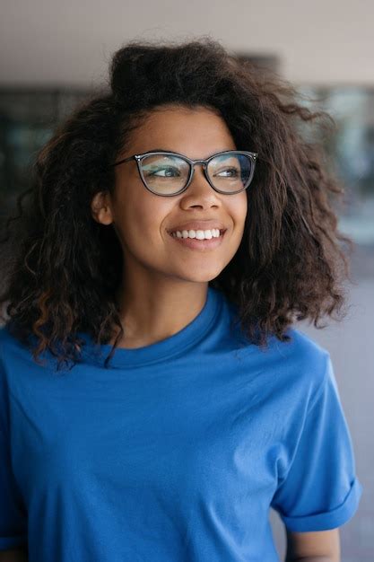 Jeune Belle Femme Afro Américaine Aux Cheveux Bouclés Portant Des Lunettes élégantes à Lécart