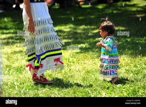 Canada Aboriginal Drumming Hi Res Stock Photography And Images Alamy