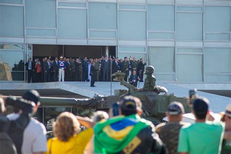 A Gazeta Desfile Militar Em Dia Do Voto Impresso Tem Bolsonaro No