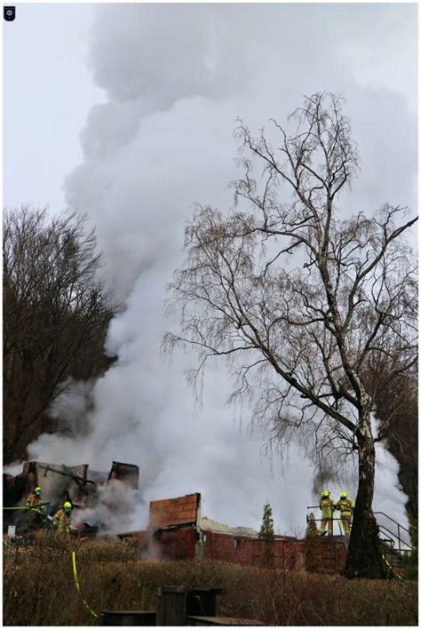 Polizei und Feuerwehr im Großeinsatz aufgrund Vollbrand einer