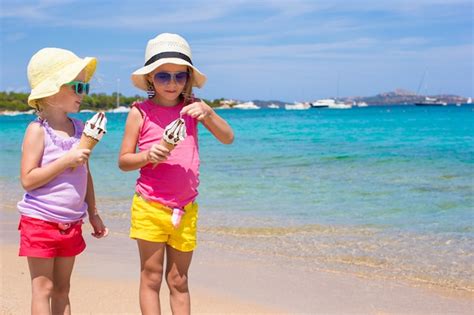 Petites Filles Adorables Manger Des Glaces Sur La Plage Tropicale