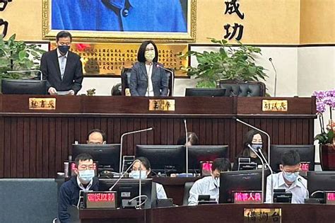 【台南正副議長涉賄】邱莉莉交保後主持議會爆衝突 藍議員要求請假避嫌激動推擠 上報 Line Today