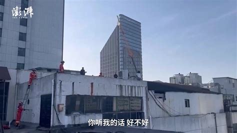 女孩因情感纠纷欲跳楼轻生，消防员纵身飞扑施救凤凰网视频凤凰网