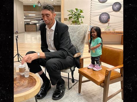 Worlds Tallest Man And Shortest Woman Reunite For Photo Shoot