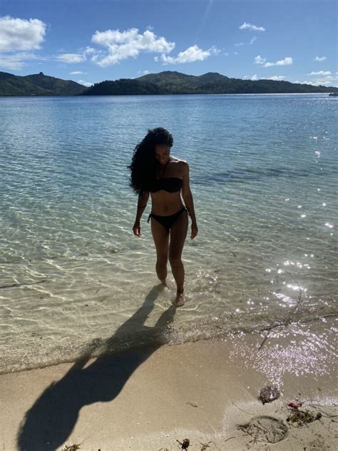 Hot Sexy Michelle Ackerley Bikini Pics