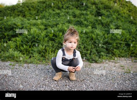 Fille Enfant Accroupi Banque De Photographies Et Dimages à Haute