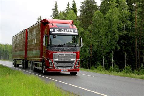 Caminhão Vermelho De Volvo Fh16 Na Estrada Do Verão Fotografia