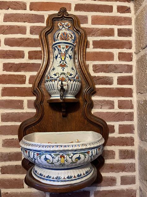 fontaine murale faience ancienne  lave mains sur gens de confiance