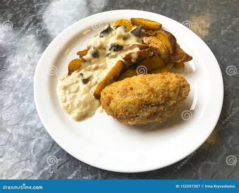 Aardappelwiggen Met Paddestoelsaus Kotelet Op Plaat Stock Afbeelding