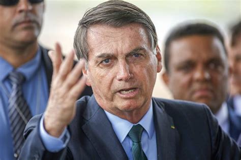 Bolsonaro inclui atividades religiosas em lista de serviços essenciais