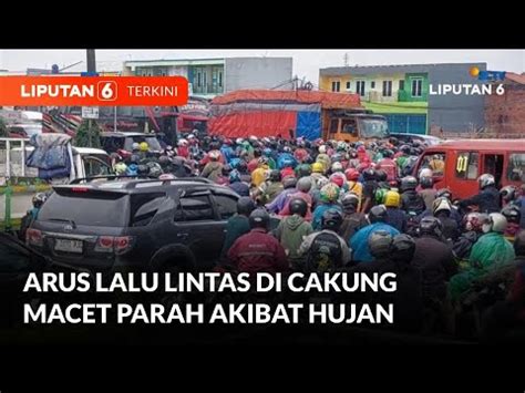 Arus Lalu Lintas Di Cakung Macet Parah Akibat Hujan Pekerja Terlambat