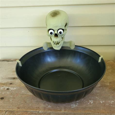 Gemmy Halloween Motion Activated Talking Skull Animated Jaw Red Eyes ...