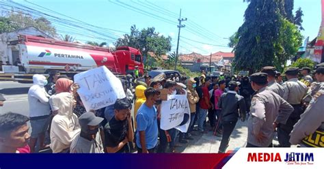 Warga Laden Geruduk Kantor Kejari Pamekasan Tuntut Dugaan Korupsi