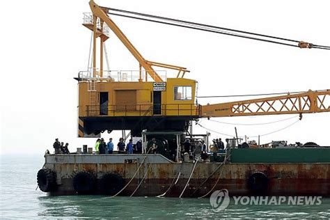 수중절단기 탑재 바지 작업 시작 매일경제