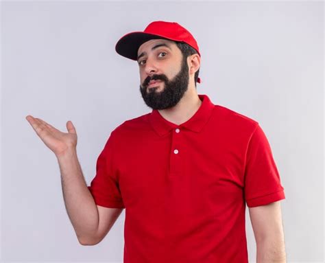 Repartidor Cauc Sico Guapo Joven Confiado Con Uniforme Rojo Y Gorra