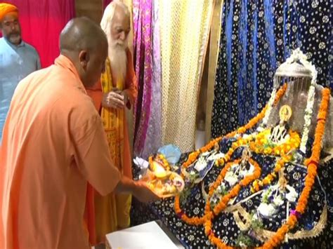 Up Cm Yogi Offers Prayer At Ram Janamabhoomi Takes Stock Of Temple