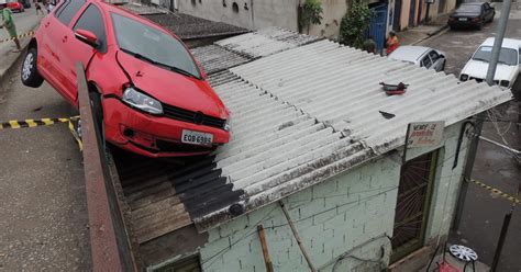 G1 Carro atinge casa depois de ficar pendurado em viaduto notícias