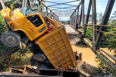 Jembatan Ambles Di Langkat Saat Dilewati Truk Pengangkut Pasir