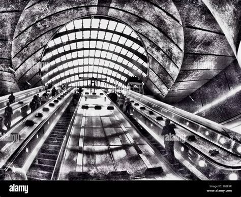 Canary Wharf Rolltreppen Brutalismus schwarz weiß Foto