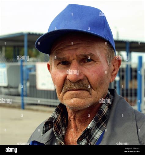 Old man in baseball cap hi-res stock photography and images - Alamy