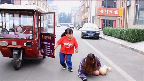 孕妇摔倒在路边，没想遇到袖珍女孩相助，这一幕，感动了很多人 搞笑趣味 段子剧 好看视频