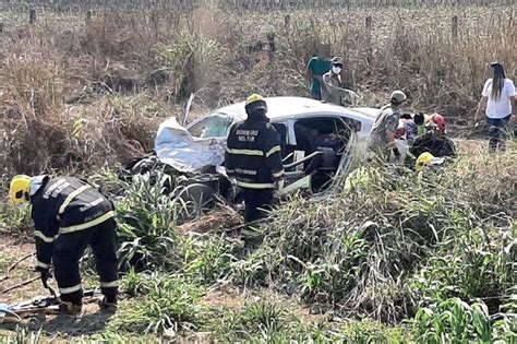 MidiaNews Carro invade pista bate em carreta e três ficam feridos em MT