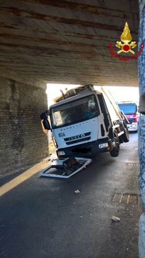 Vada Camion Della Raccolta Rifiuti Si Incastra In Un Sottopasso Foto