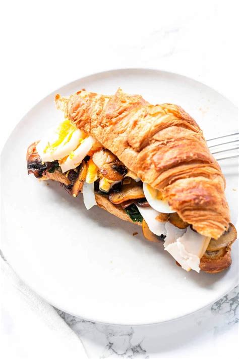 croissant sandwich fast food bistro