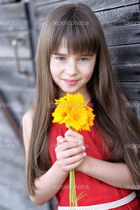 Retrato De Niña Al Aire Libre En Verano Fotografía De Stock © Zagorodnaya 49792543 Depositphotos