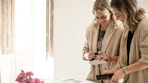 Las diseñadoras de LMDI la marca de zapatos de Pontevedra que calza la