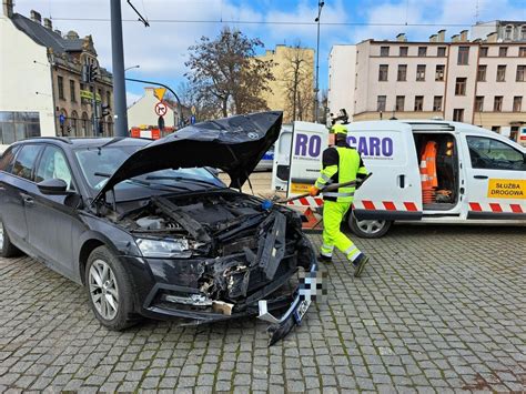 Wypadek na skrzyżowaniu ul Wólczańskiej i al Mickiewicza Skoda