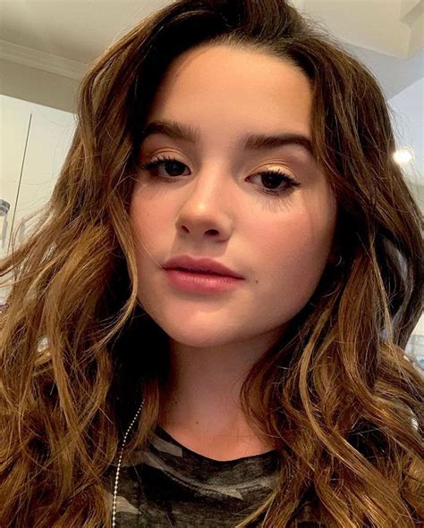 Erin B Guth Sanoo Instagramissa A Lessismore Look On Annieleblanc