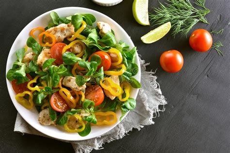 Ensalada Vegetal Con Los Pedazos De Carne Del Pollo Foto De Archivo