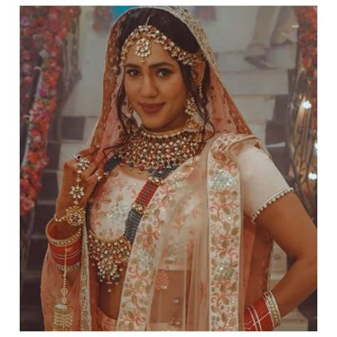 Kundali Bhagya Twinkle Vasisht Aka Kritika Poses Like A Bride In Her