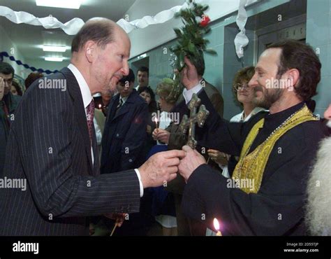 Un prêtre orthodoxe oriental bulgare R bénit le roi Simeon II L d