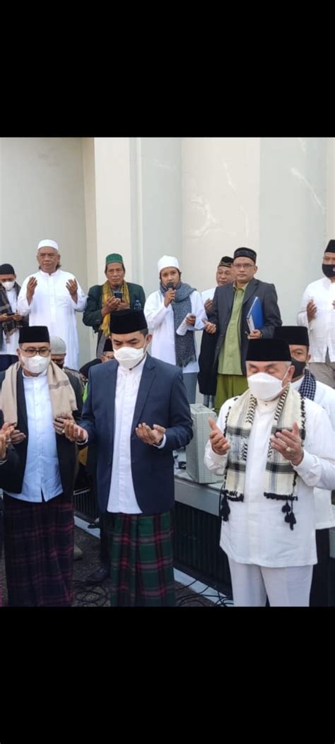 Andi Harun Serahkan Hewan Kurban Ke Yayasan Masjid Darussalam Usai