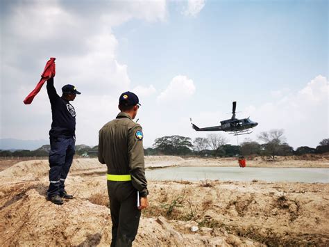 Con Aeronaves De La Fuerza Aeroespacial Controlan Incendio En Las